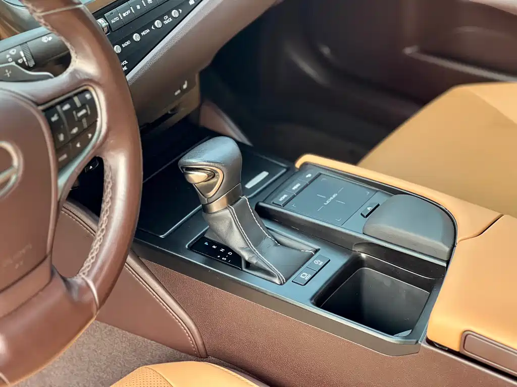 Lexus ES 2019 — фото 14