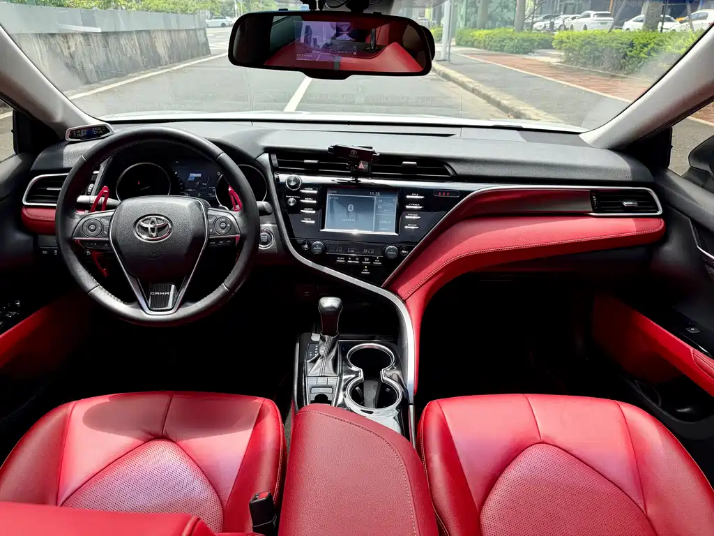 Toyota Camry 2018 — фото 25