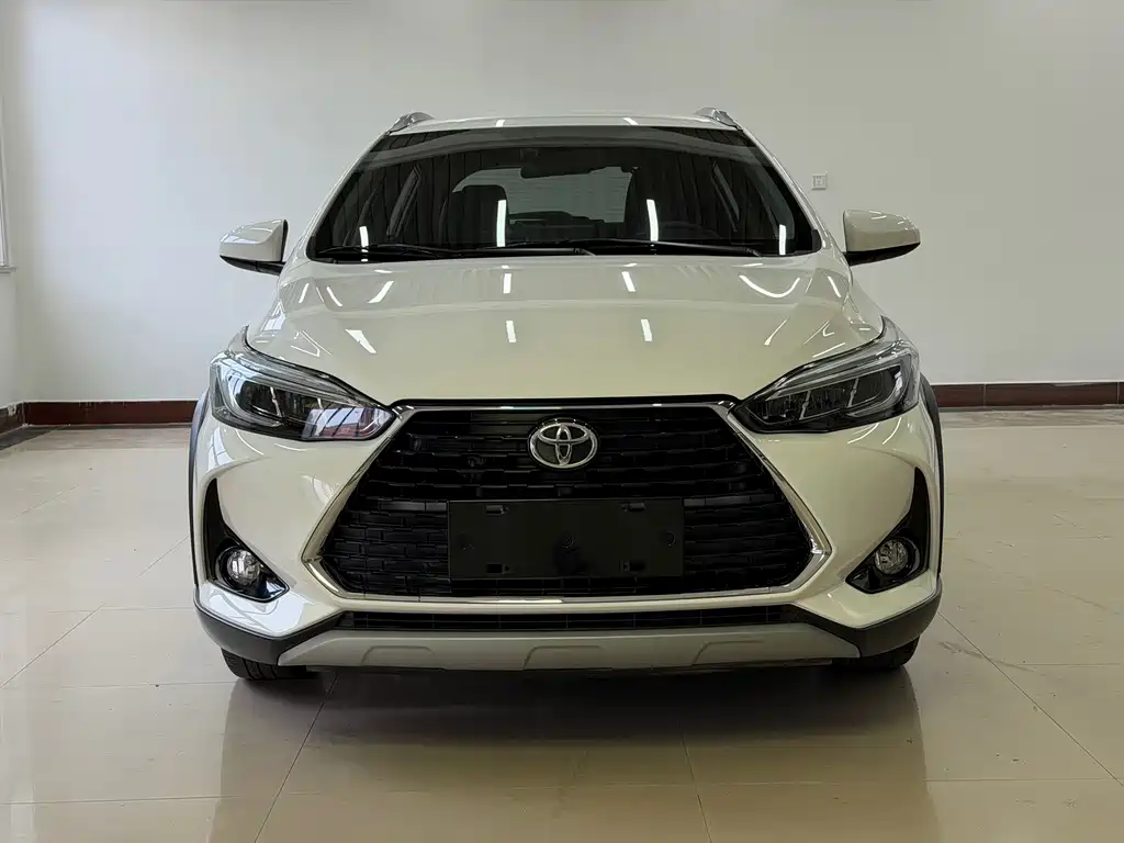 Toyota Yaris L 2022 — фото 1