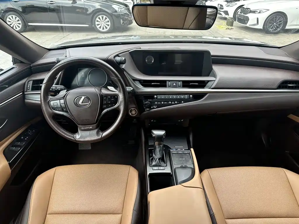 Lexus ES 2019 — фото 9