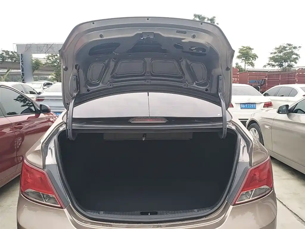 Hyundai Verna 2015 — фото 19