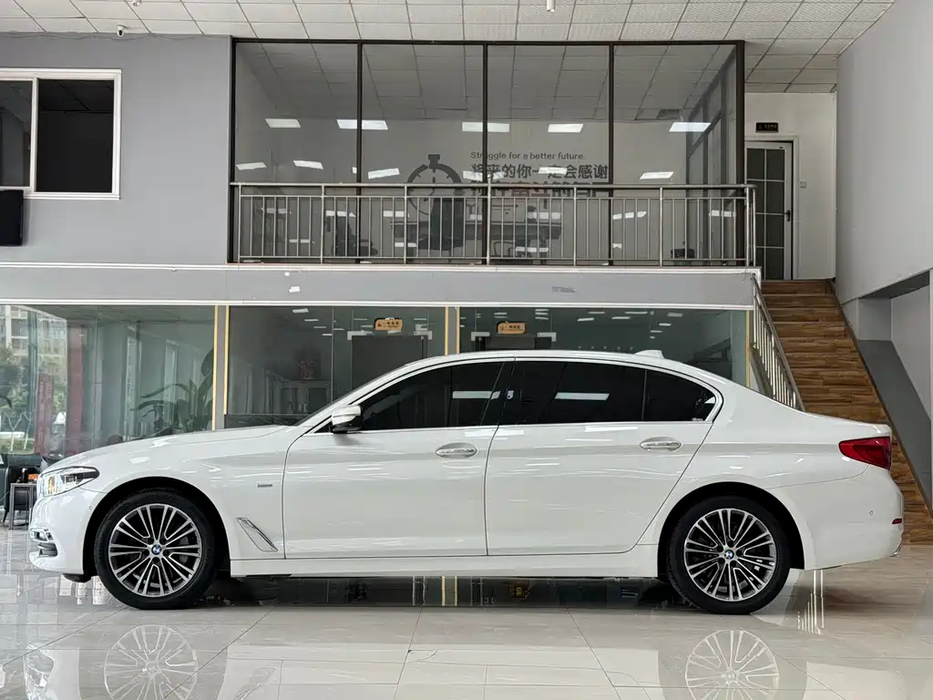 BMW 5 Series 2018 — фото 3