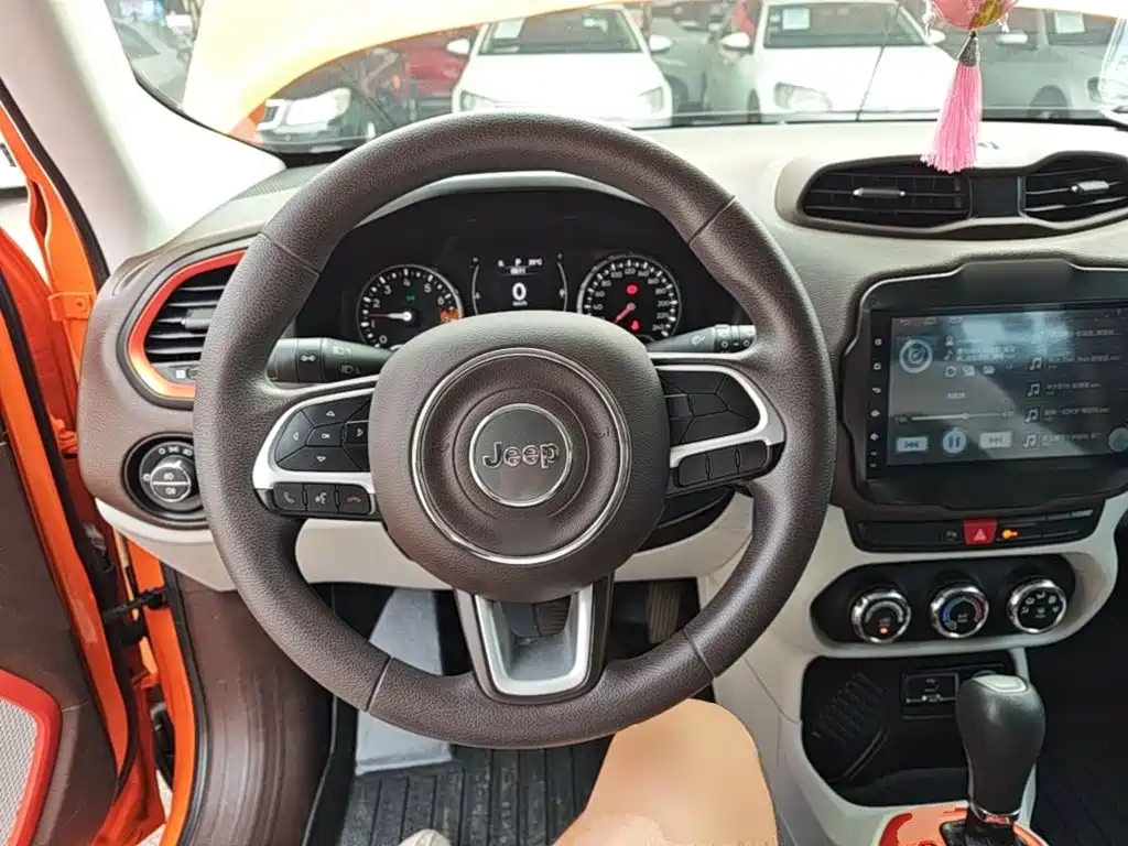 Jeep Renegade 2016 — фото 11