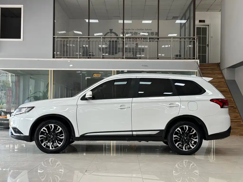 Mitsubishi Outlander 2019 — фото 3