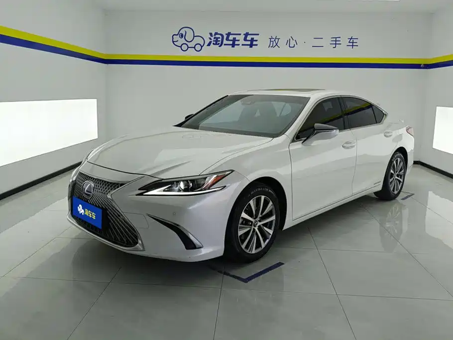 Lexus ES 2020 — фото 1