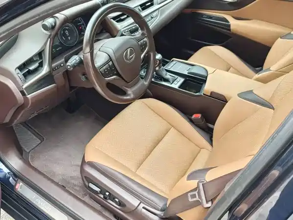 Lexus ES 2020