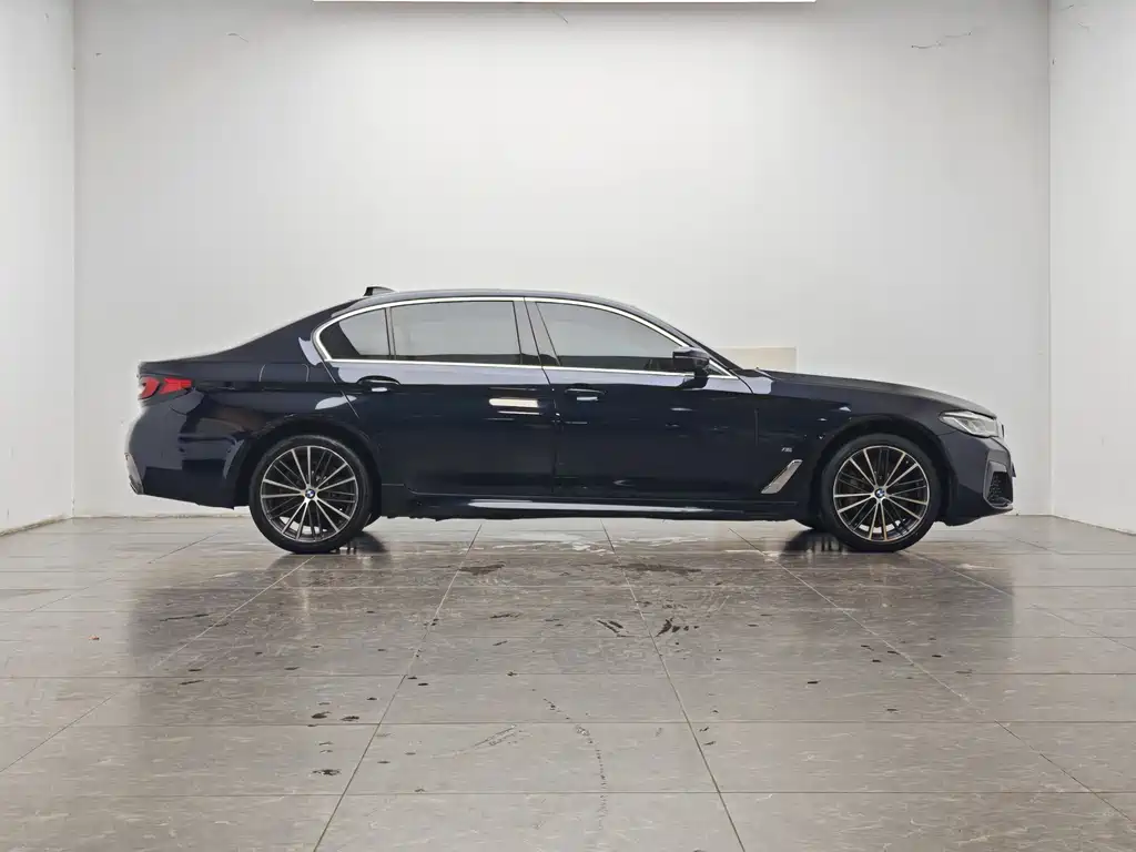BMW 5 Series 2021 — фото 10
