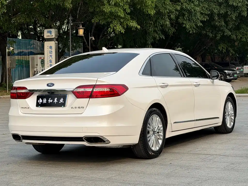 Ford Taurus 2017 — фото 19
