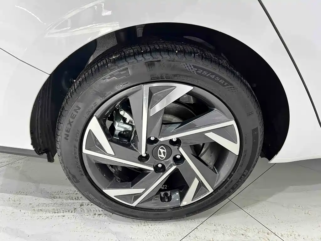 Hyundai Elantra 2023 — фото 19