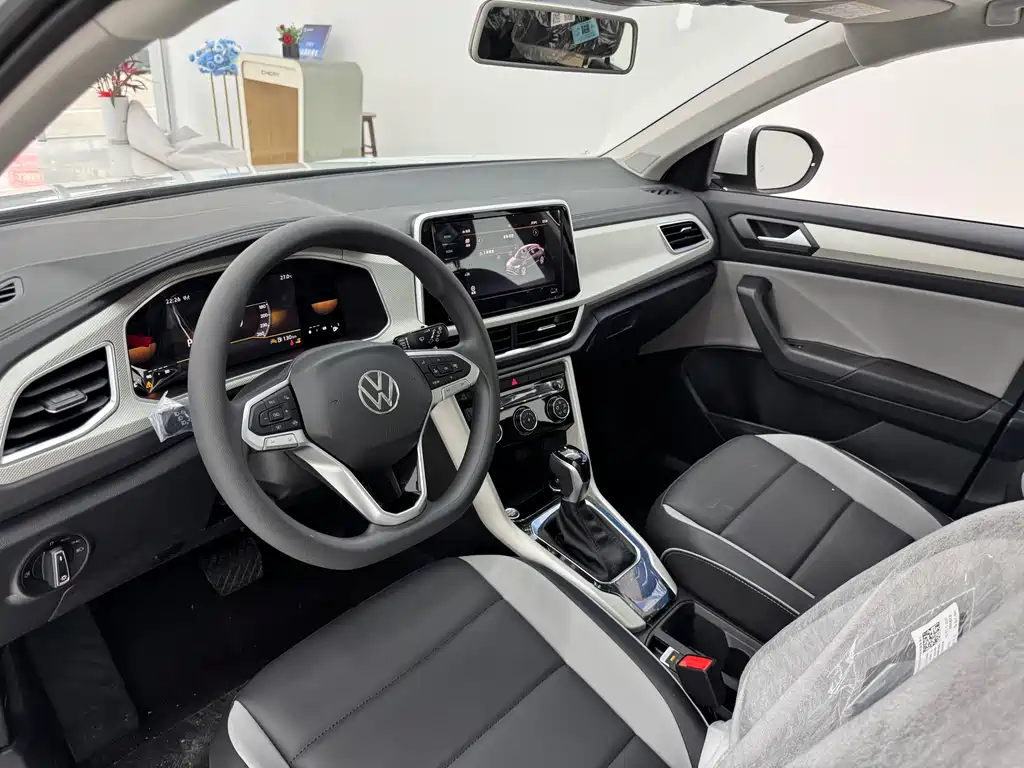 Volkswagen T-Roc — фото 10