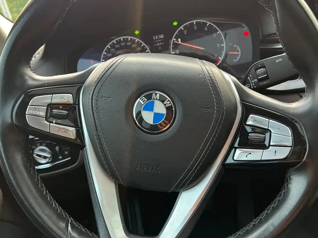 BMW 5 Series 2019 — фото 14