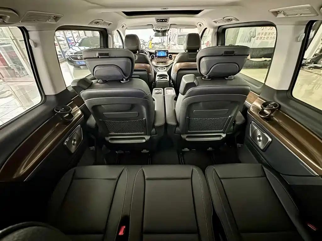 Mercedes-Benz V-Class 2023 — фото 11