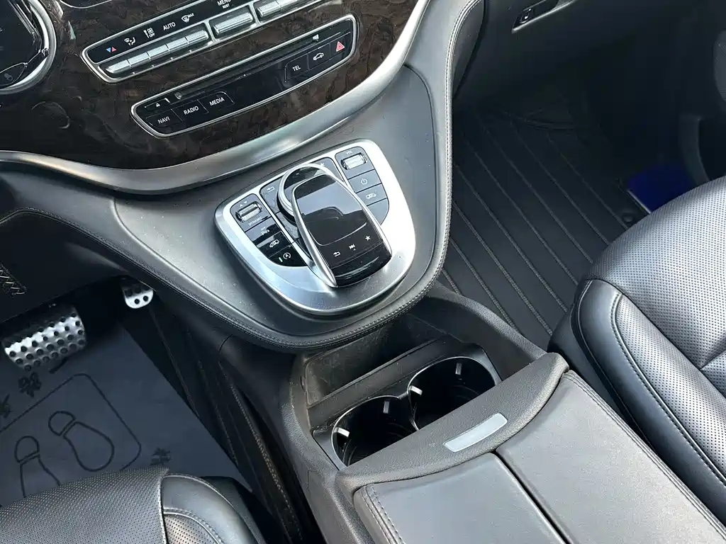 Mercedes-Benz V-Class 2019 — фото 24