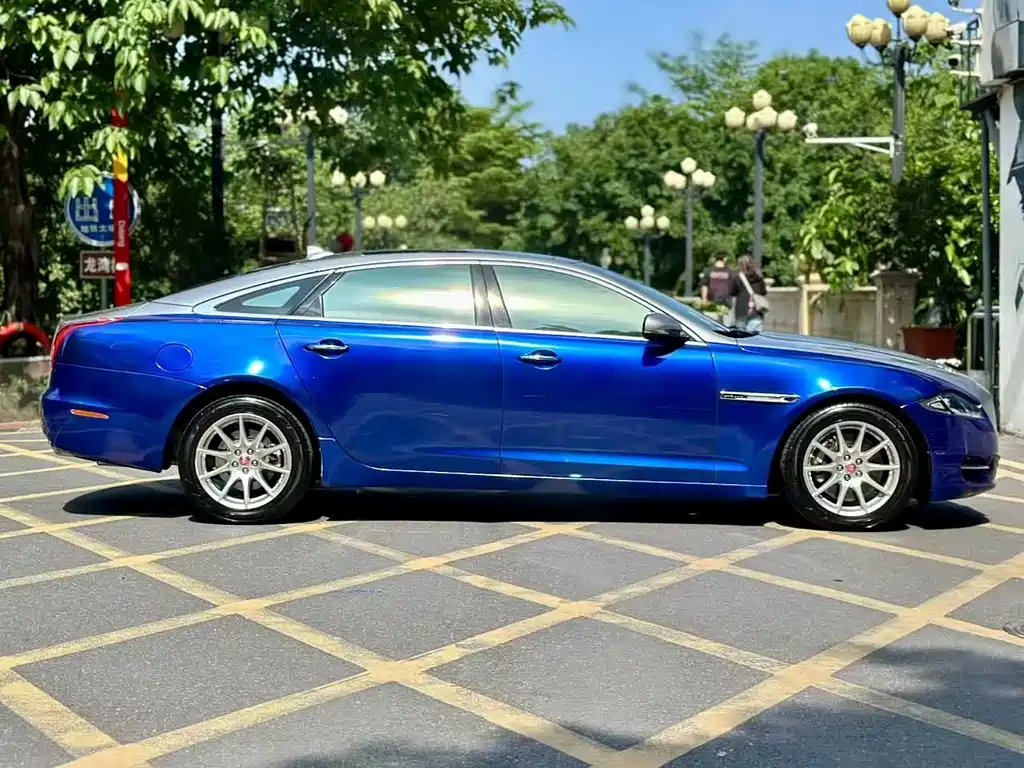 Jaguar XJ 2015 — фото 11