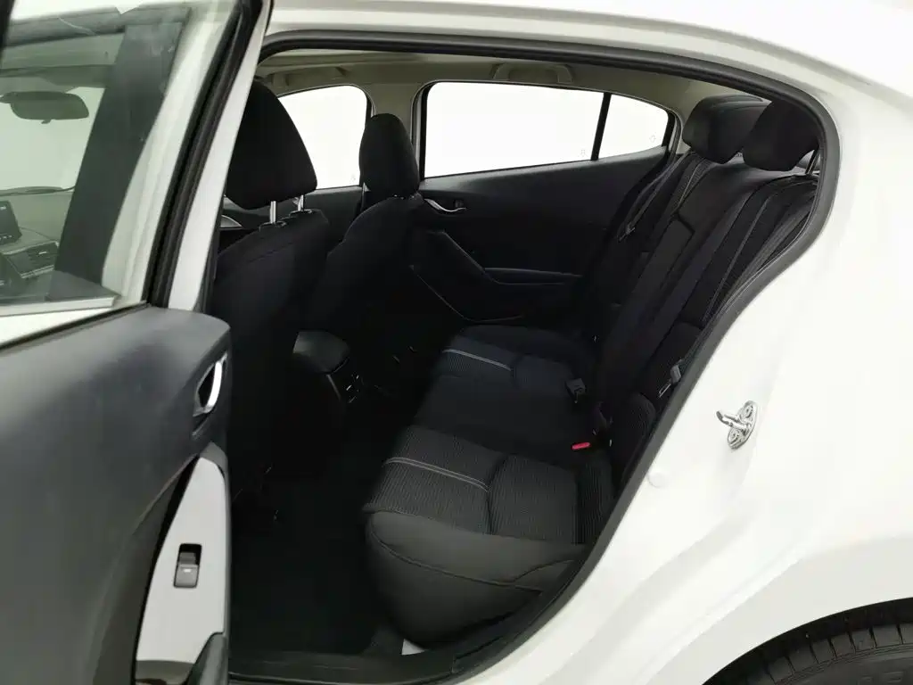 Mazda 3 Axela 2017 — фото 15