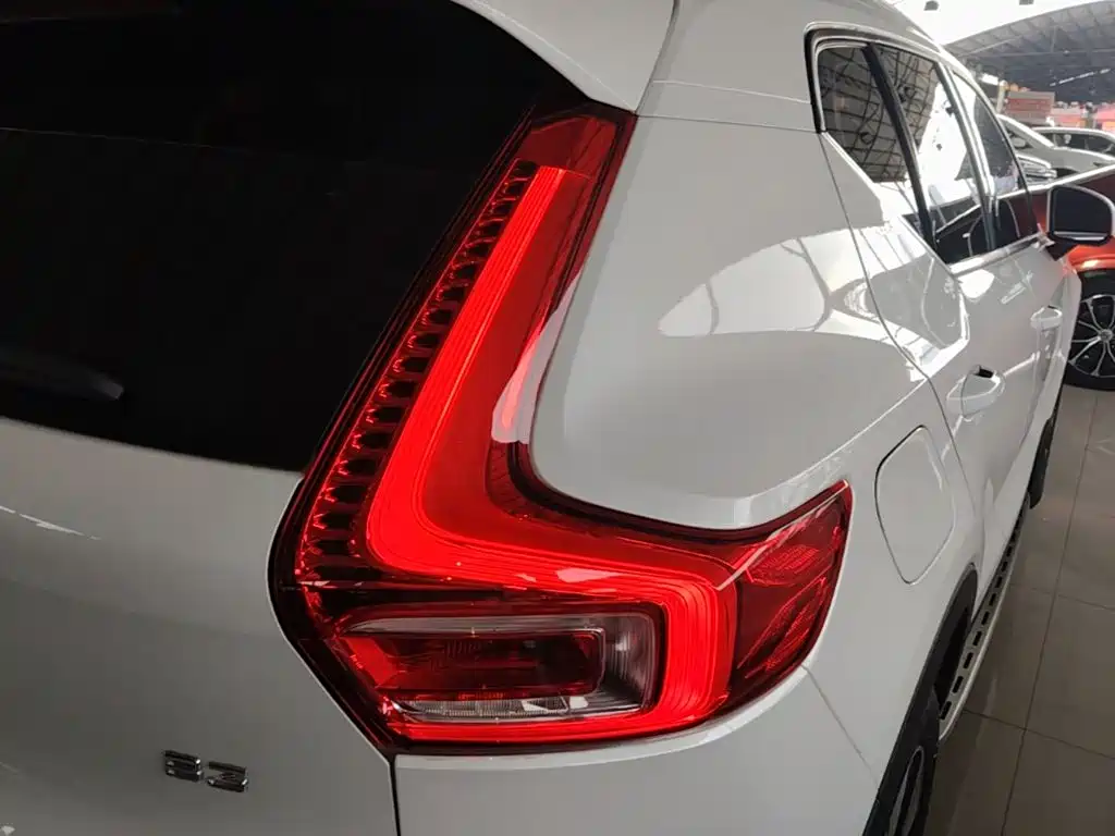 Volvo XC40 2023 — фото 8