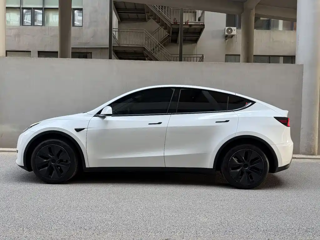 Tesla Model Y 2024 — фото 10