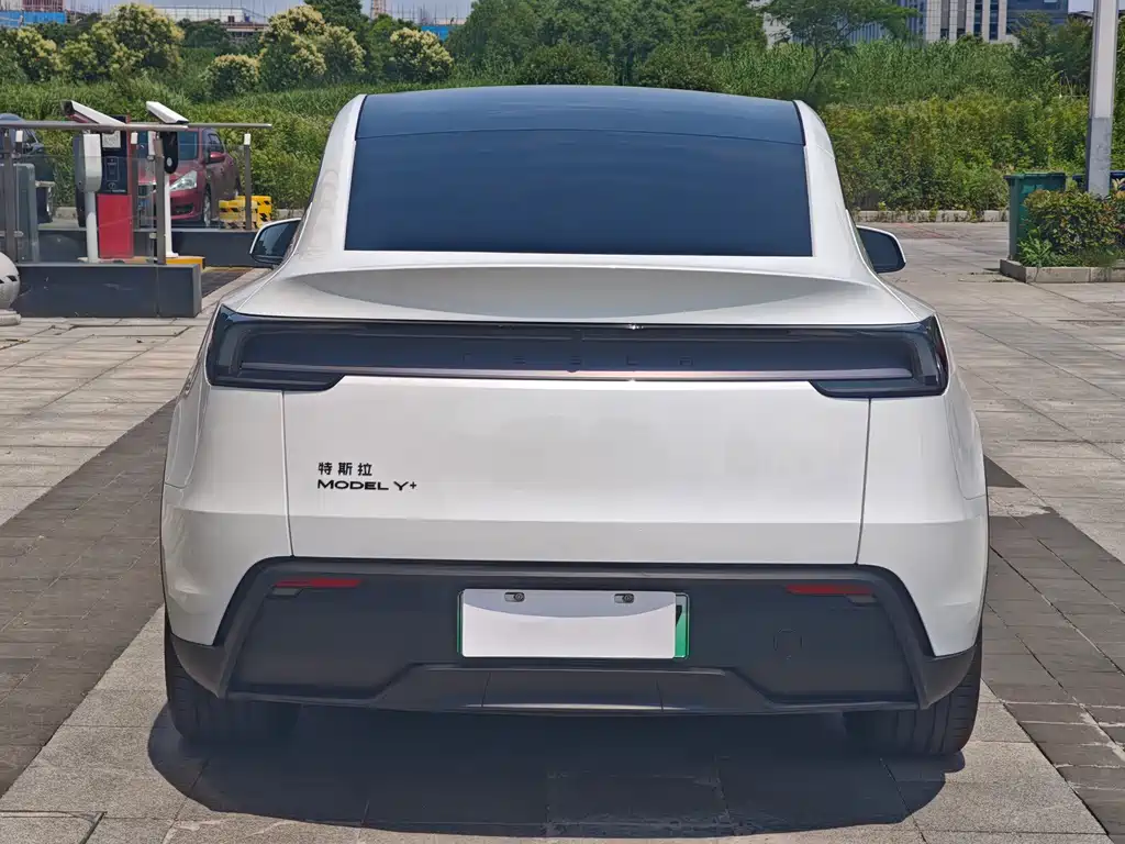 Tesla Model Y 2026 — фото 13