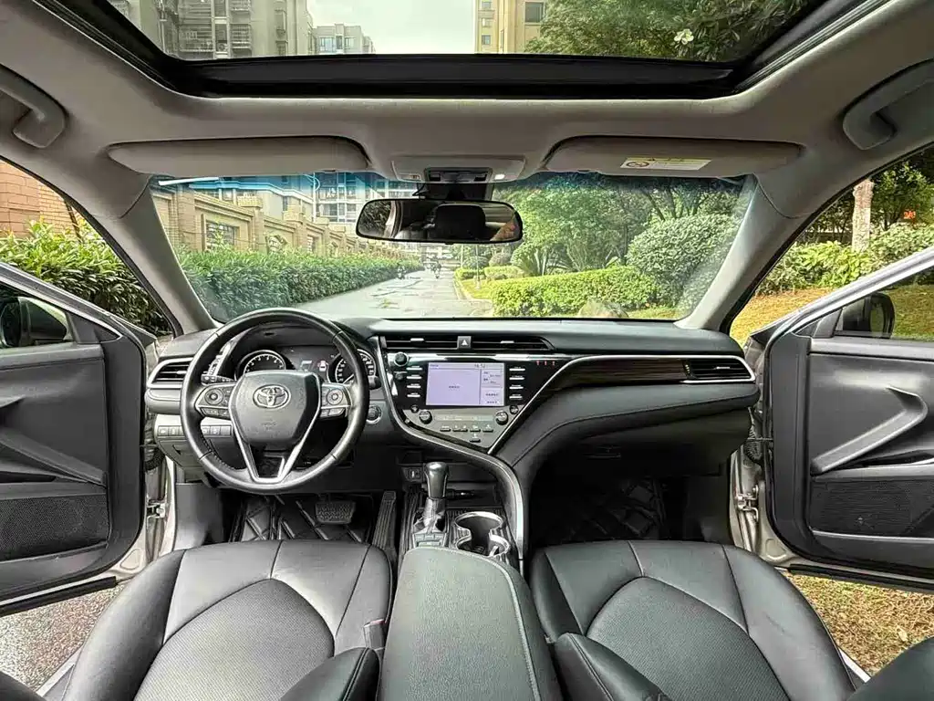Toyota Camry 2018 — фото 8