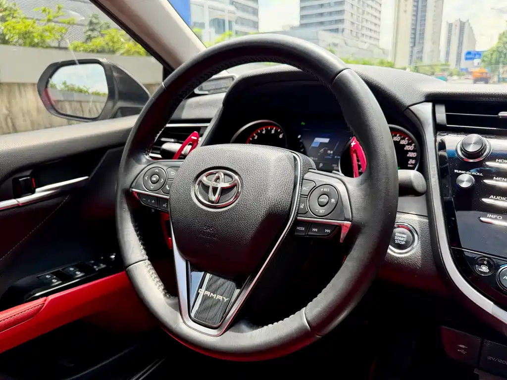Toyota Camry 2018 — фото 29