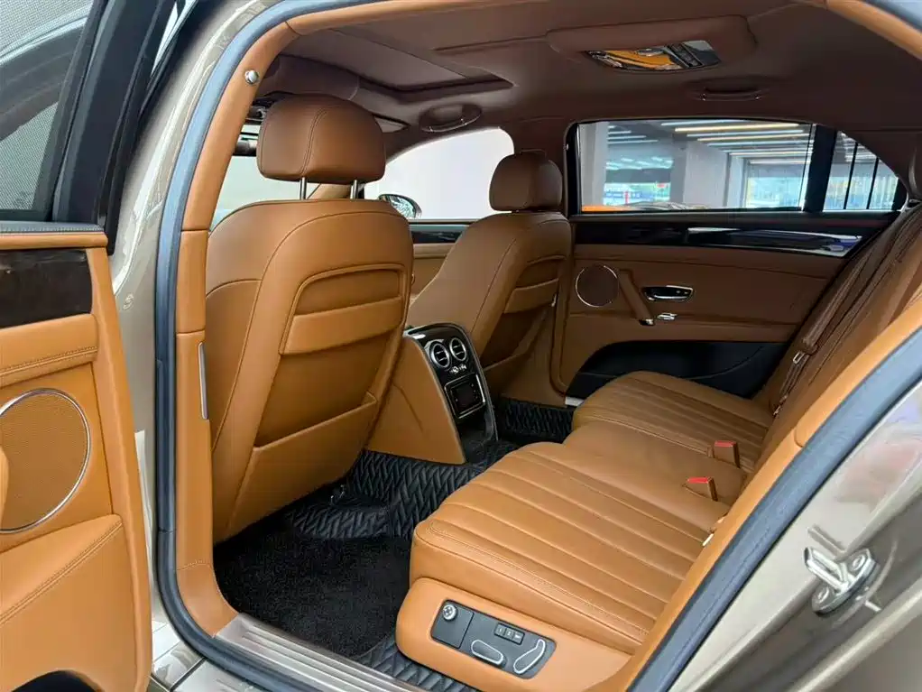 Bentley Flying Spur 2015 — фото 12