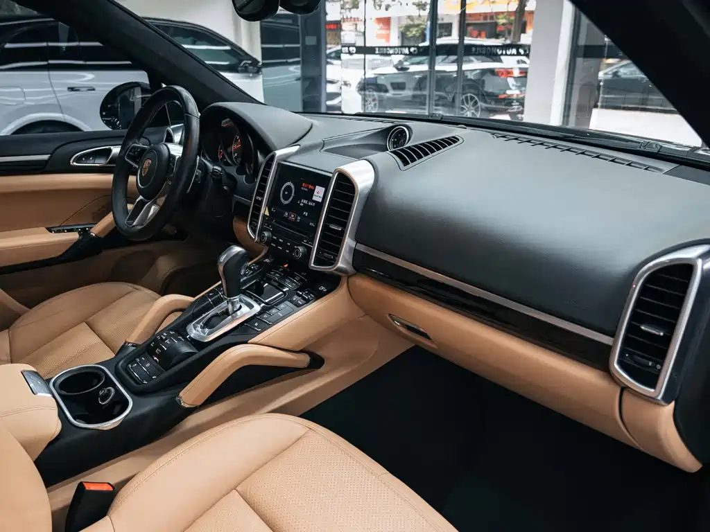 Porsche Cayenne 2017 — фото 17