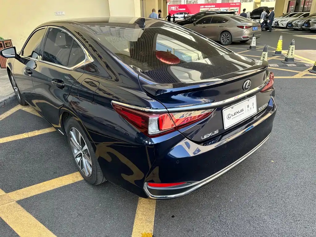 Lexus ES 2020 — фото 24