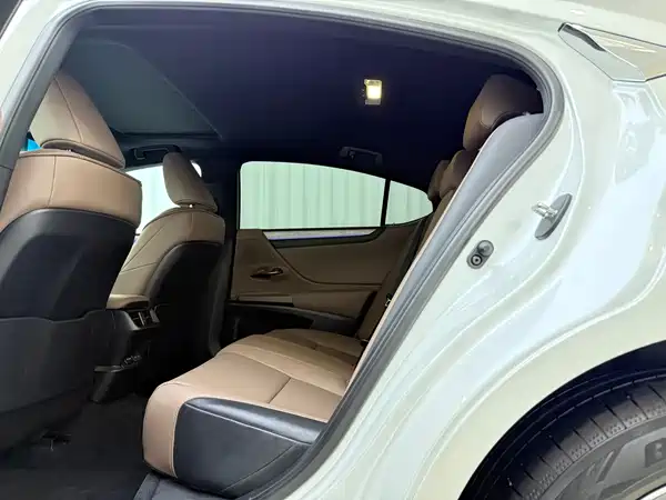 Lexus ES 2025