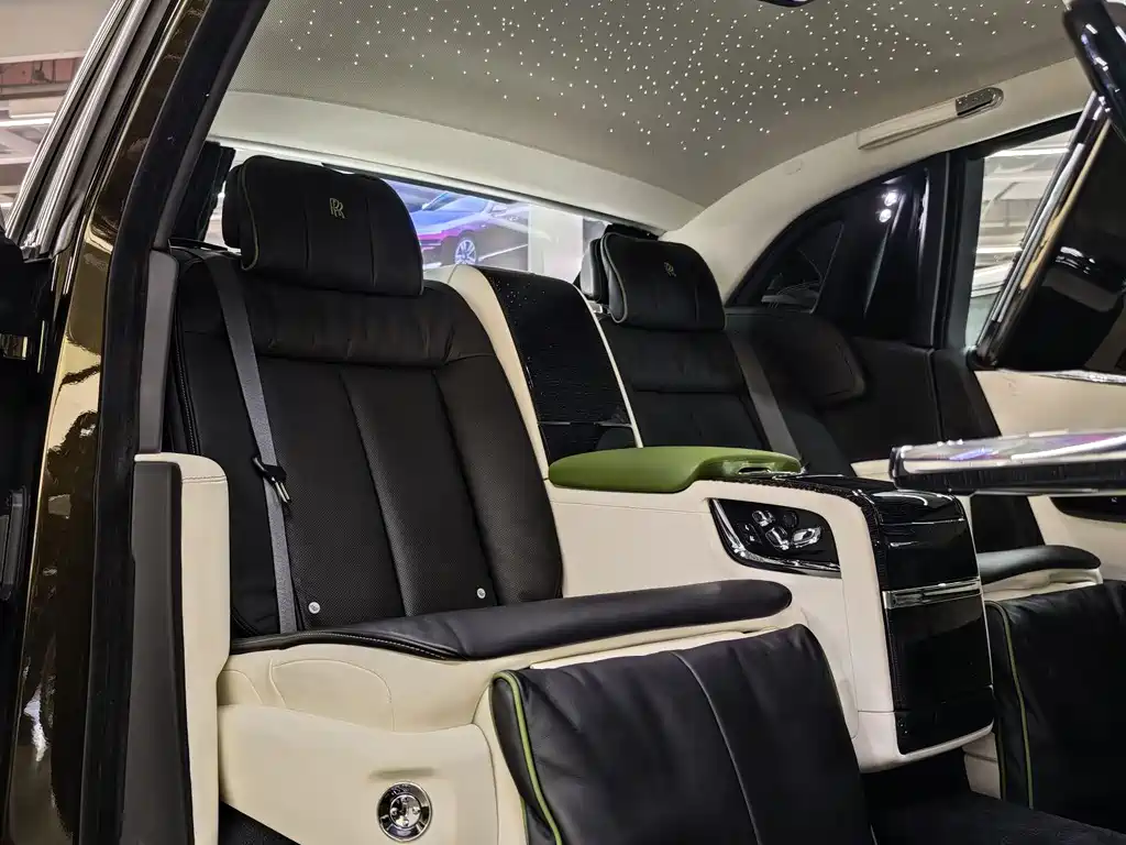 Rolls-Royce Phantom 2023 — фото 13