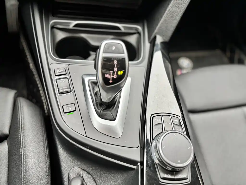 BMW 3 Series 2018 — фото 14