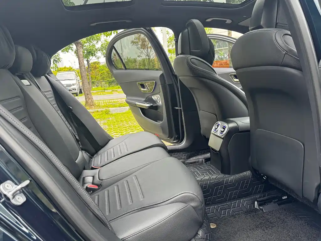 Mercedes-Benz C-Class 2025 — фото 12