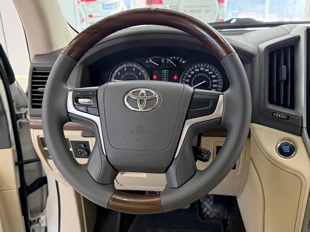 Toyota Land Cruiser 2018 — фото 10