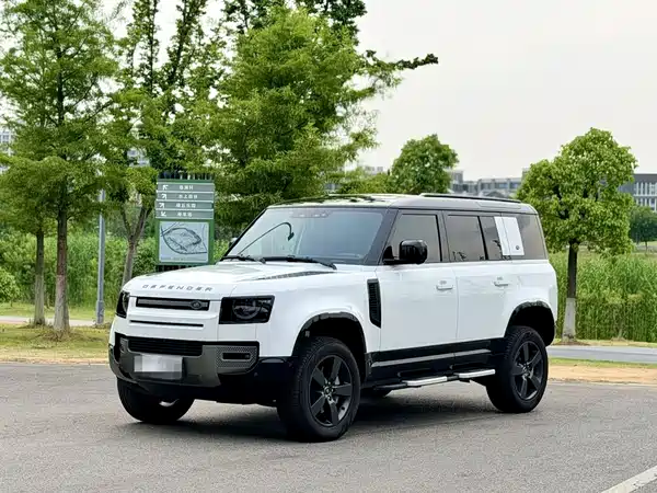 Land Rover Defender 2024