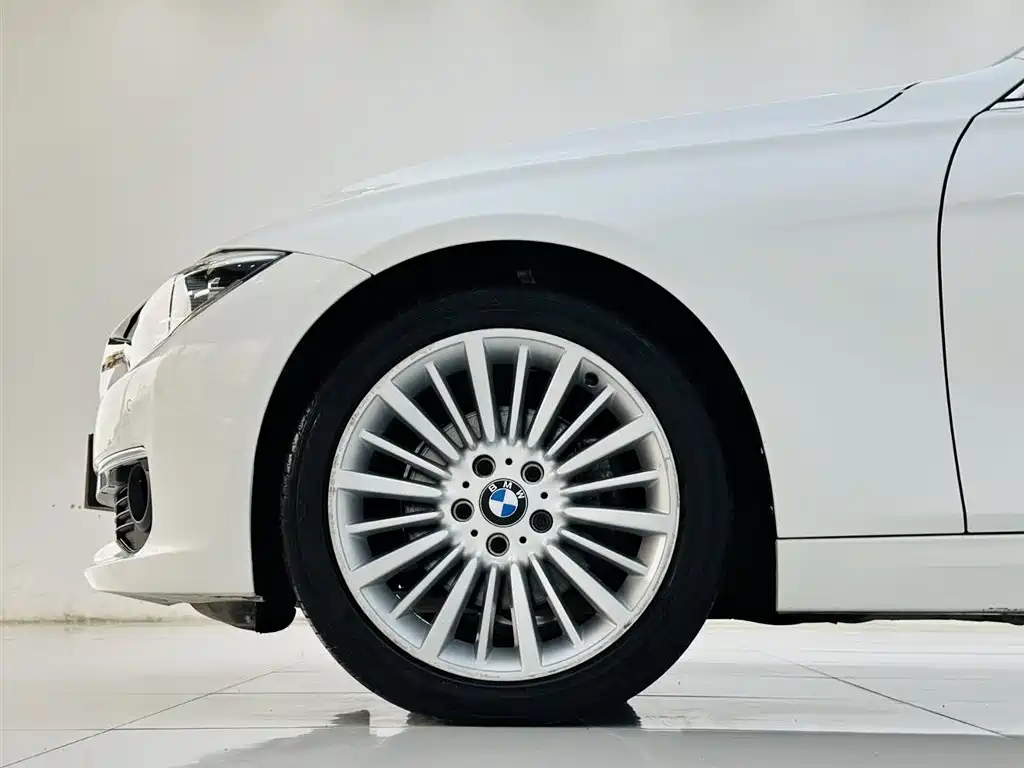 BMW 3 Series 2018 — фото 9