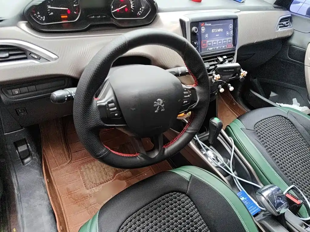 Peugeot 2008 2014 — фото 11