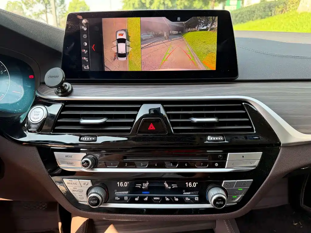 BMW 5 Series 2019 — фото 10