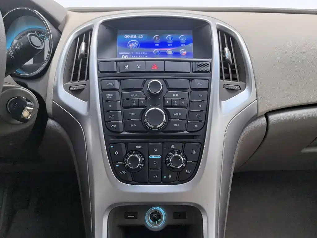 Buick Excelle 2015 — фото 12