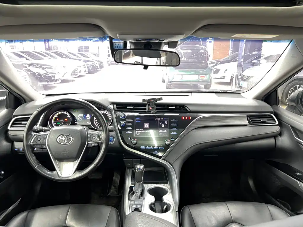 Toyota Camry 2018 — фото 14