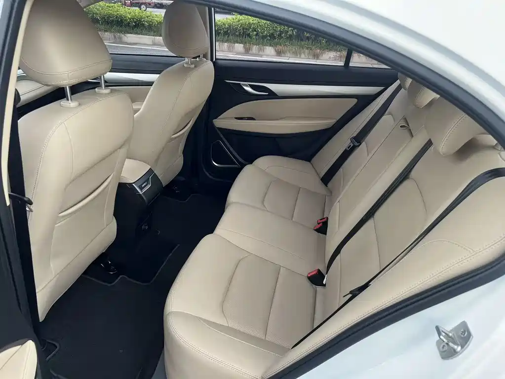 Geely Emgrand 2018 — фото 10