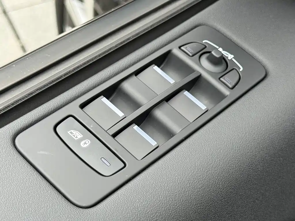 Land Rover Discovery Sport 2023 — фото 14