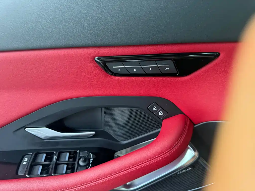 Jaguar E-PACE 2023 — фото 16