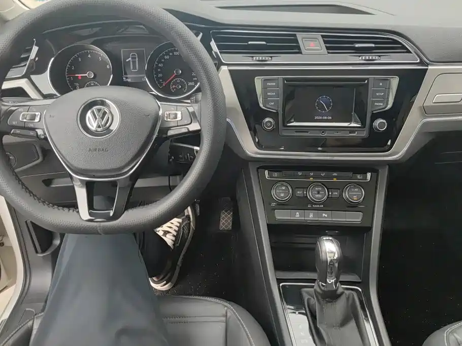 Volkswagen Touran 2017 — фото 12