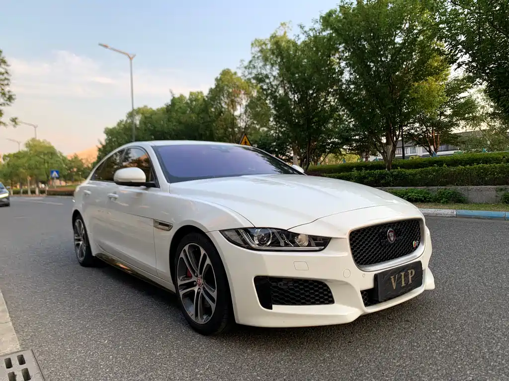 Jaguar XE 2017 — фото 3