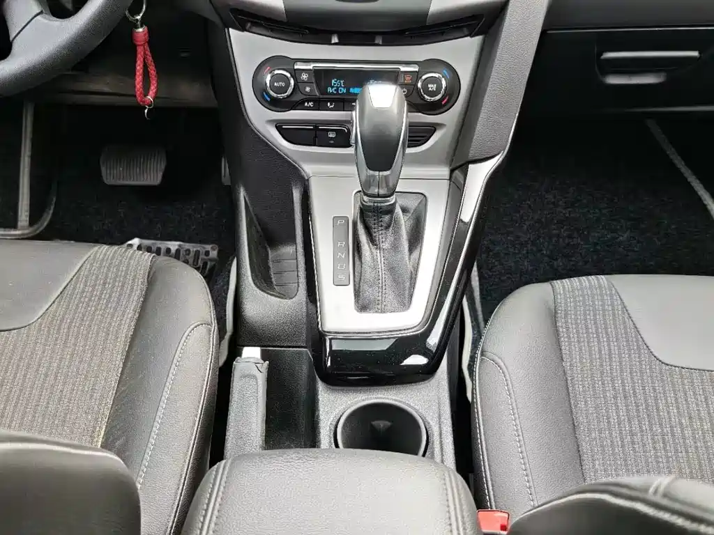 Ford Focus 2015 — фото 17