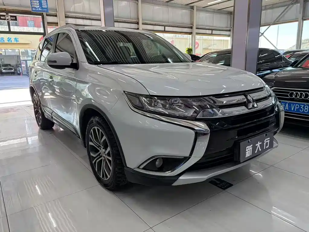 Mitsubishi Outlander 2018 — фото 3