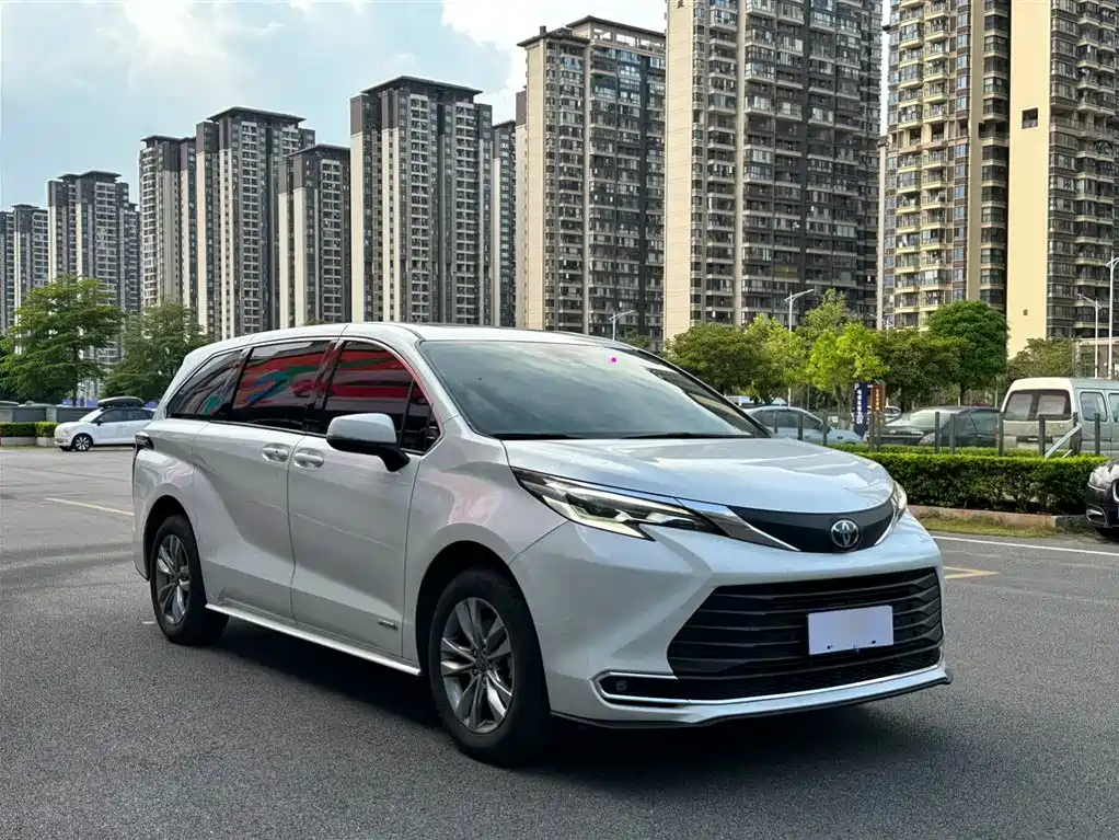 Toyota Sienna 2023 — фото 3