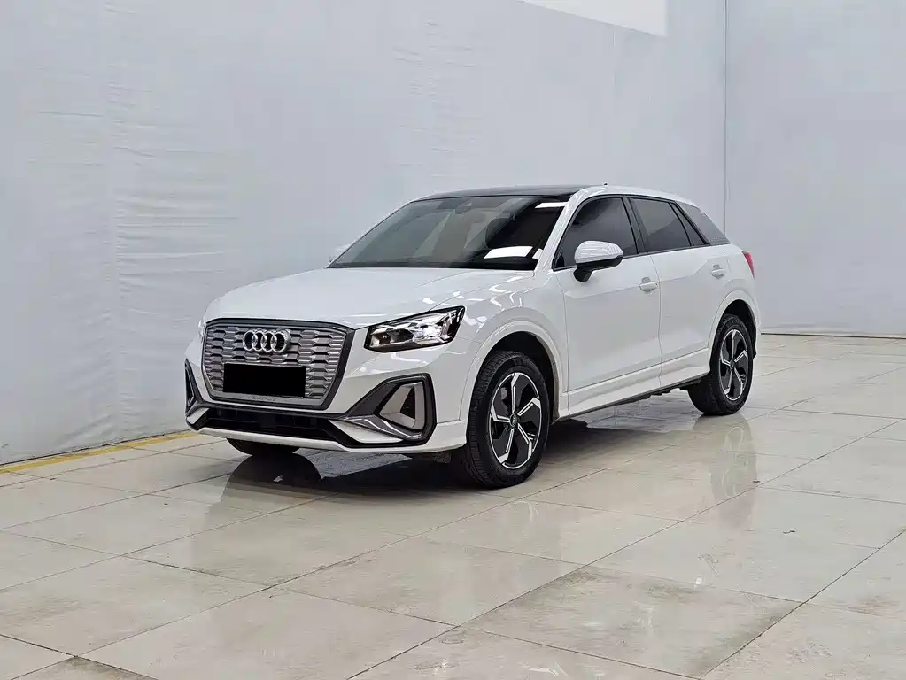 Audi Q2L e-tron 2023 — фото 1