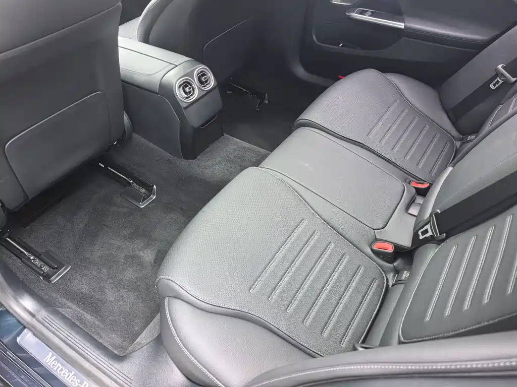 Mercedes-Benz C-Class 2023 — фото 15