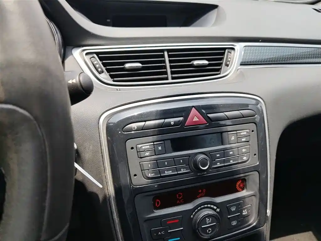 Peugeot 308 2016 — фото 13