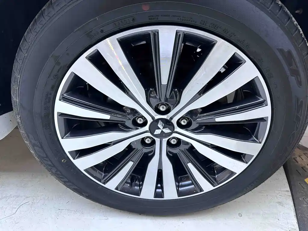 Mitsubishi Outlander 2023 — фото 21